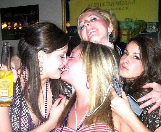 Nice (girls kissing)