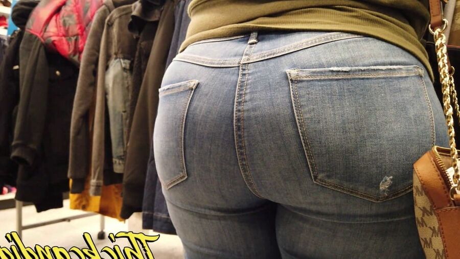 Fat ass Latina Mami in jeans