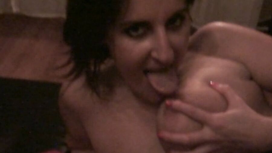 Celine zeigt, dass sie alles geschluckt hat...