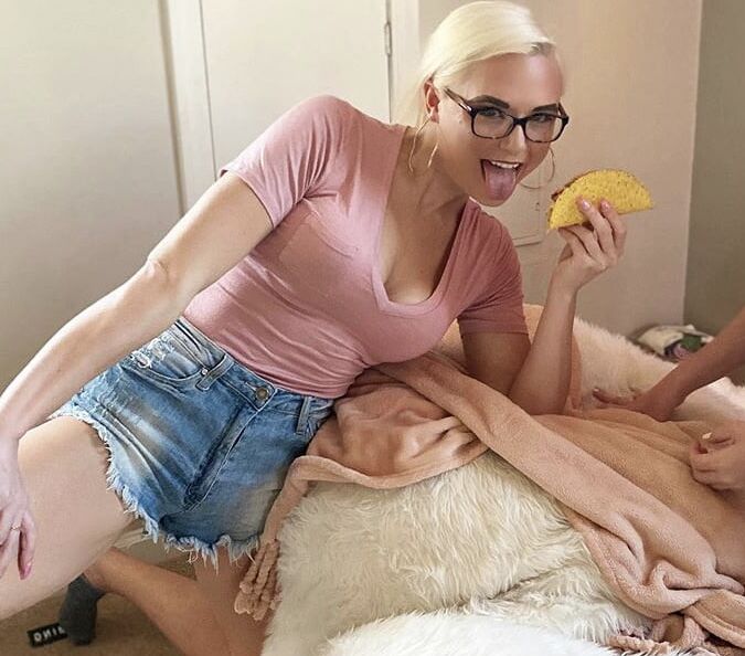 Two Illinois Friends And Blonde New York Girl With Friend