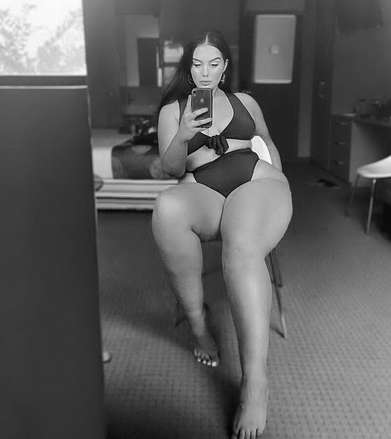 Larissa - The perfect bombshell (B&amp;W edition)