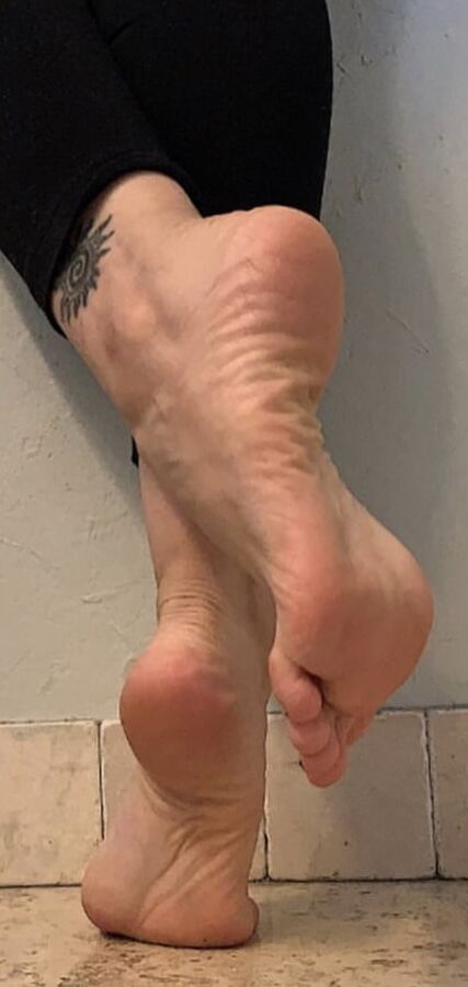Sexy ass white girl toes and soles pt
