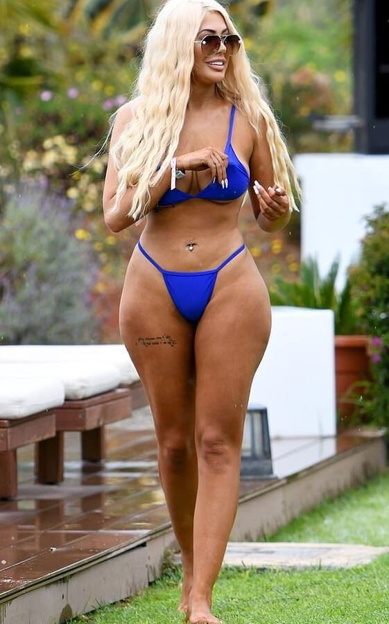 Chloe showing whats good