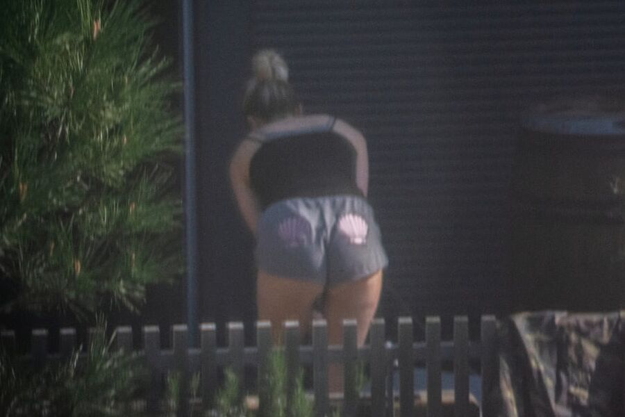 Voisine en mini short