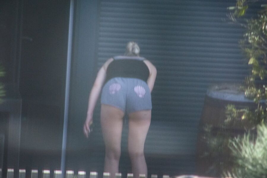 Voisine en mini short