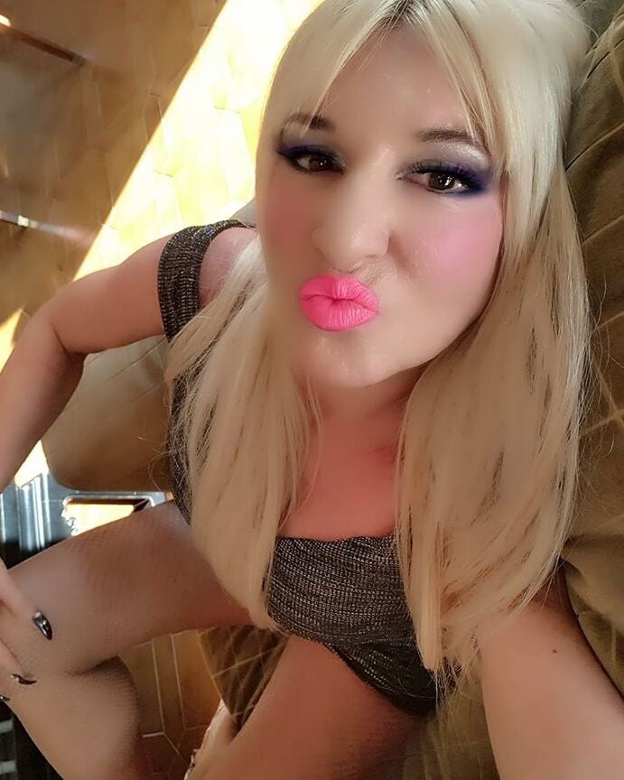 Greek Slutty MILF from Social Media : M.X. vol