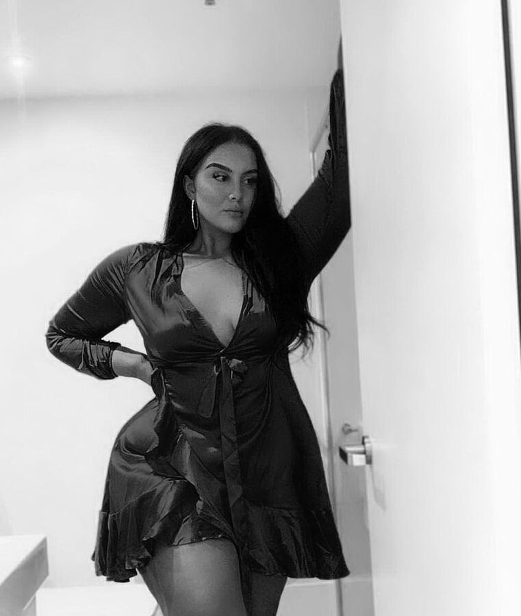 Larissa - The perfect bombshell (B&amp;W edition)