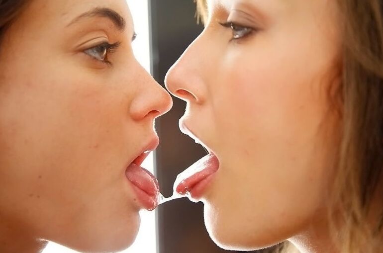 Sexxxy tongues