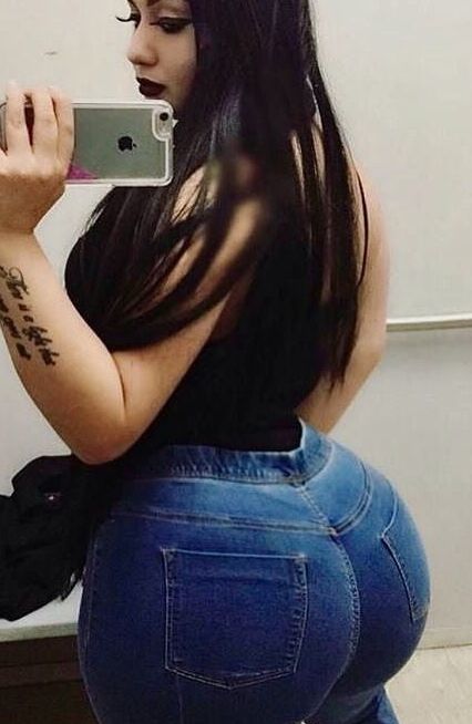 Amazing Curves (Tight Jeans)