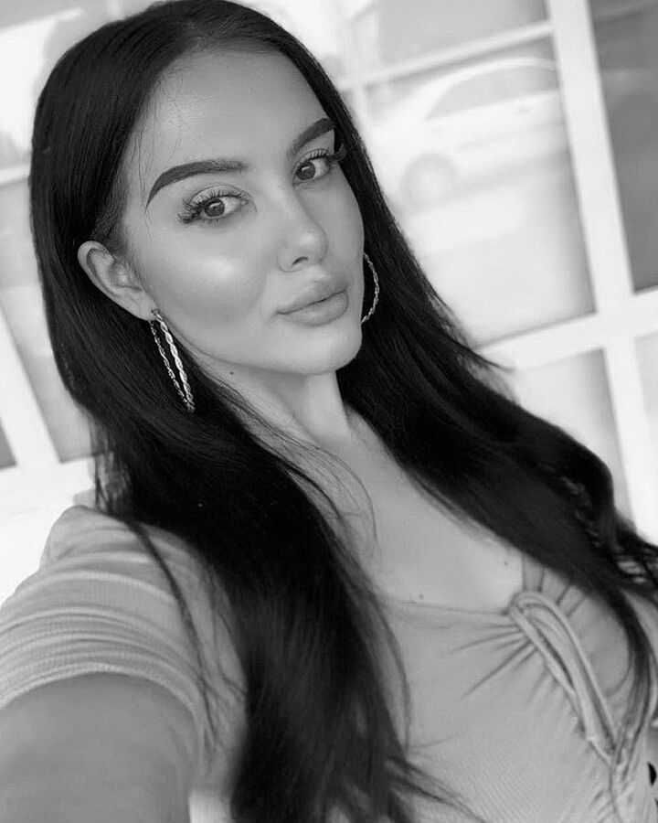 Larissa - The perfect bombshell (B&amp;W edition)