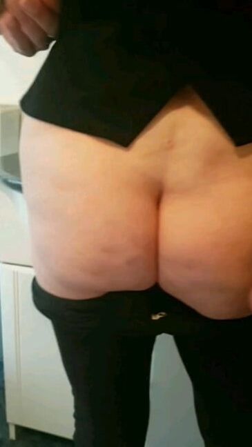 Quando appoggio il mio uccello sulle chiappe di mamma