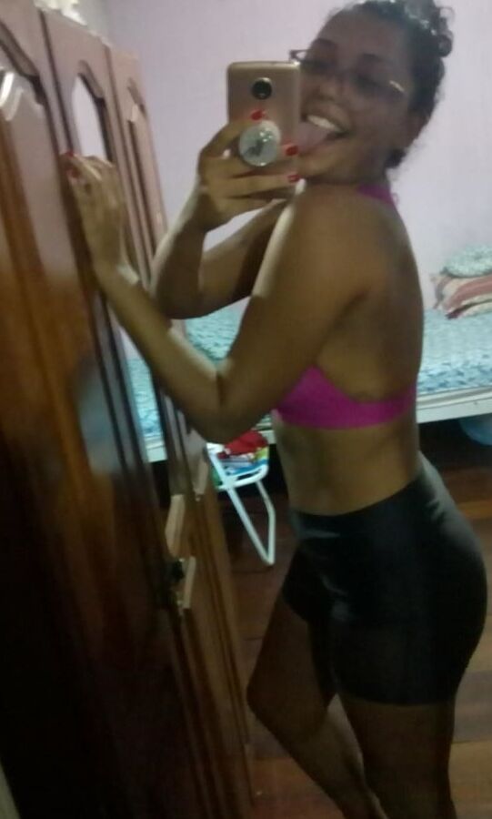 Nerd morena peituda