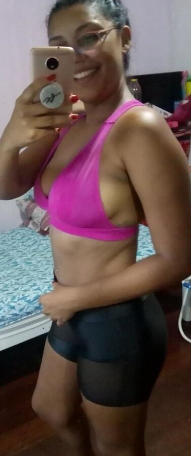 Nerd morena peituda