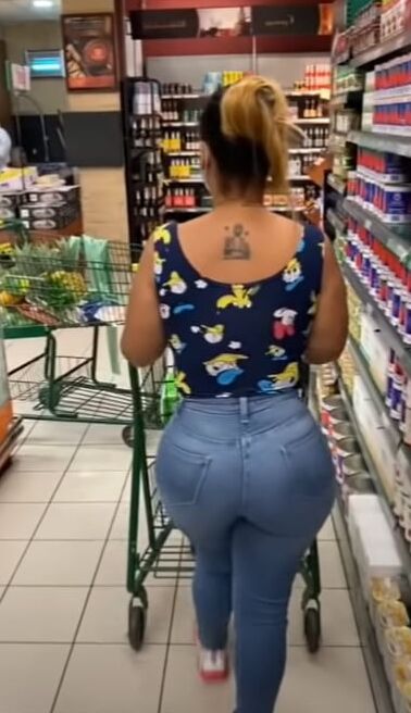 COVID Milf bien buena y con un megaculote de compras