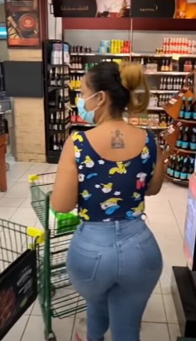 COVID Milf bien buena y con un megaculote de compras