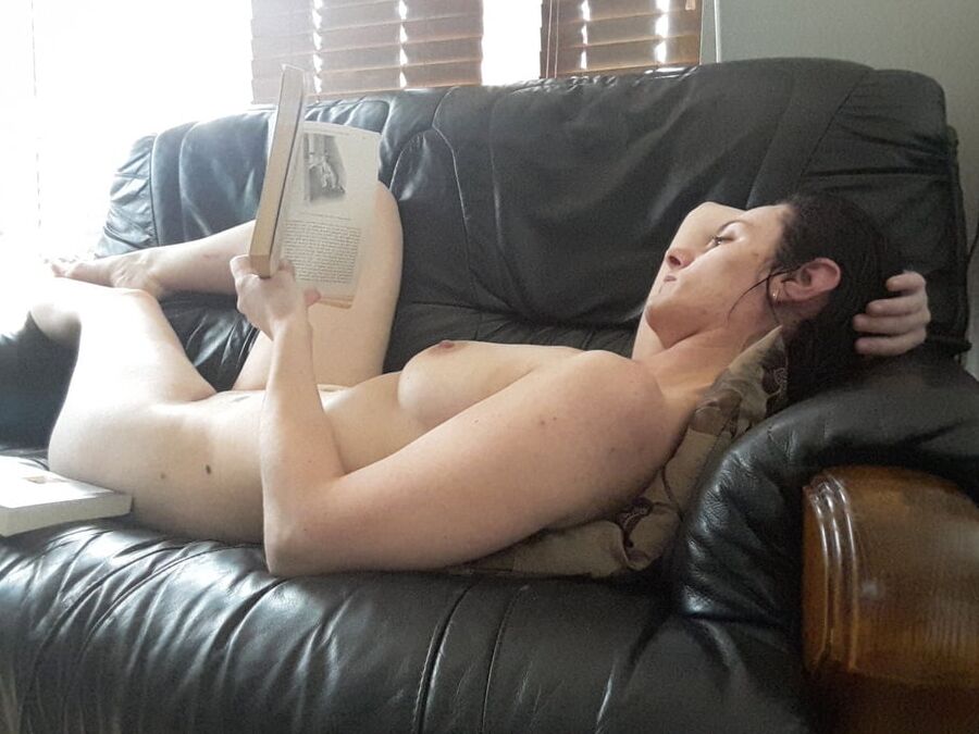 Naked Reading Girls