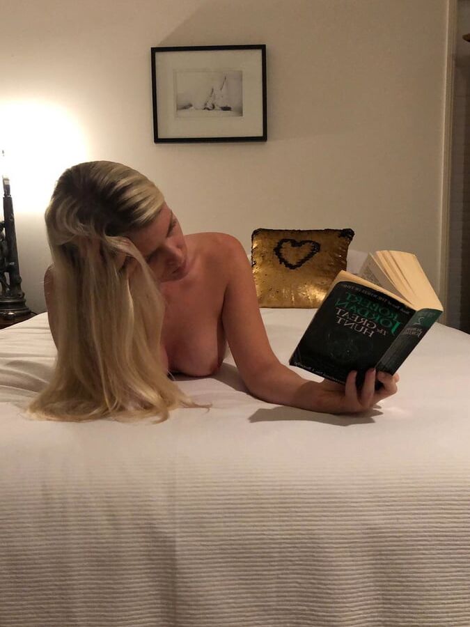 Naked Reading Girls