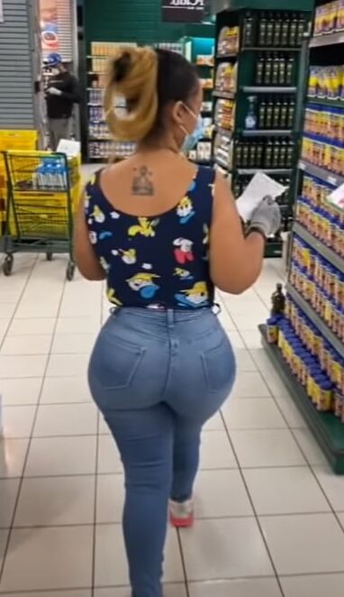 COVID Milf bien buena y con un megaculote de compras