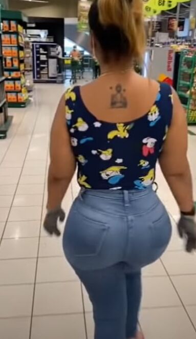 COVID Milf bien buena y con un megaculote de compras