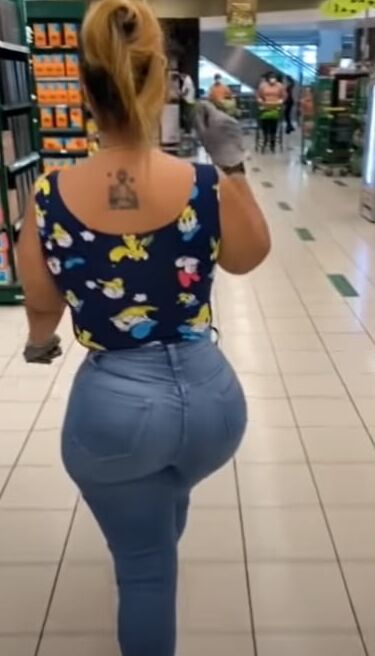COVID Milf bien buena y con un megaculote de compras