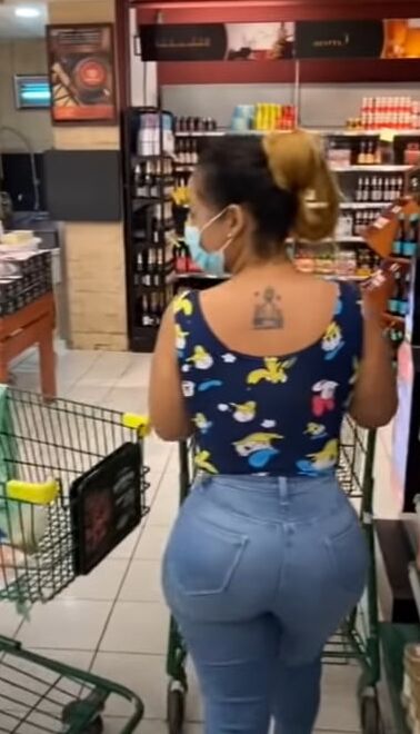 COVID Milf bien buena y con un megaculote de compras