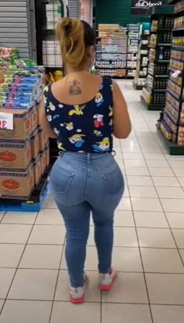 COVID Milf bien buena y con un megaculote de compras