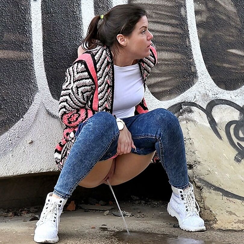 Pissing Girls And Women