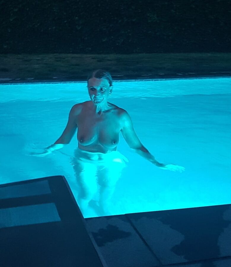 swimming pool matures