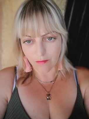 Sharon from Wales unleashes her big boobs