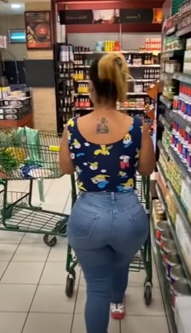 COVID Milf bien buena y con un megaculote de compras