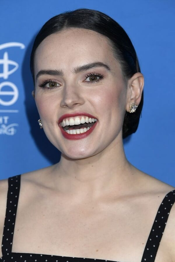 I want to cum on Daisy Ridleys teeth