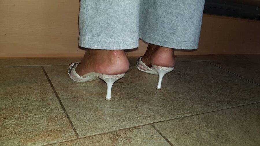 geile Dior Mules in der Kueche