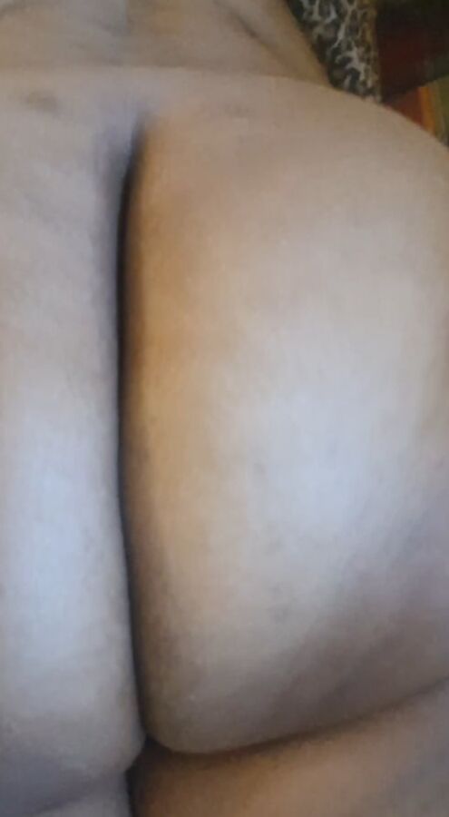 smooth and plump arab wife ass