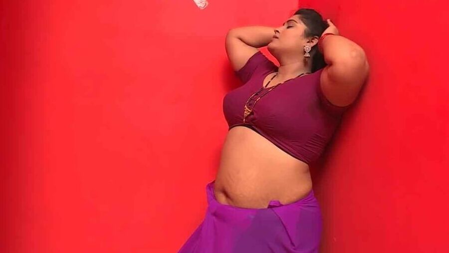 Non nude hot aunty