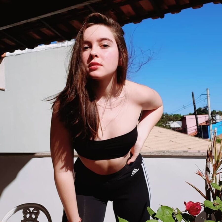 Julia para cum tributos homenageem essa putinha