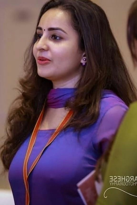 Non nude hot aunty