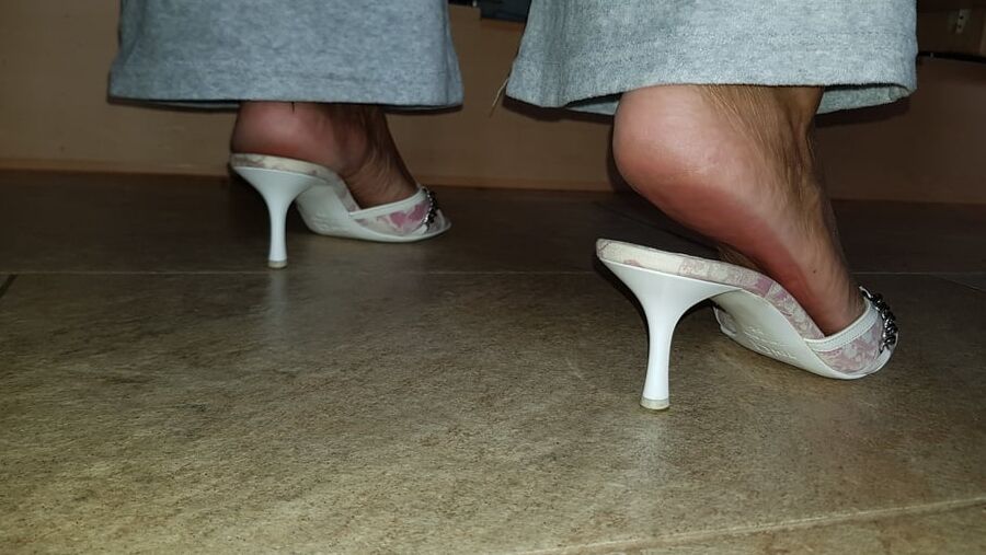 geile Dior Mules in der Kueche