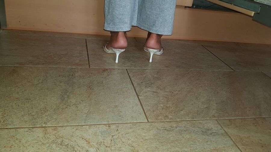 geile Dior Mules in der Kueche