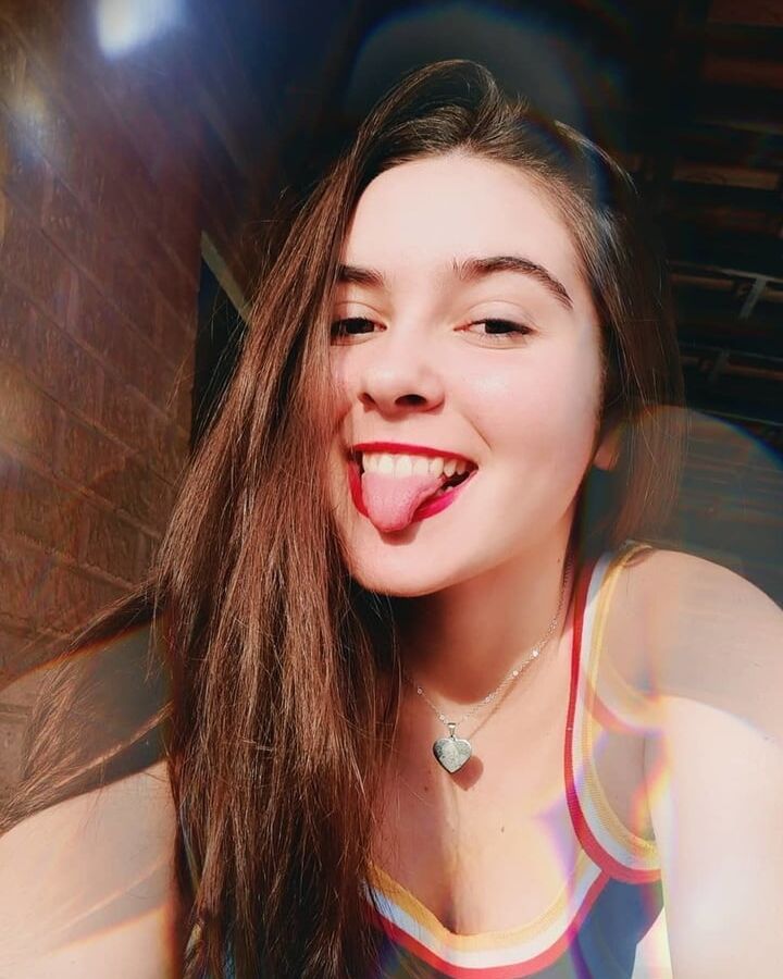 Julia para cum tributos homenageem essa putinha