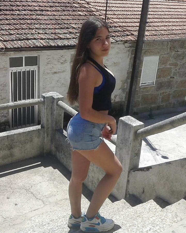 Une jolie minette brune en short de jeans quel cul !