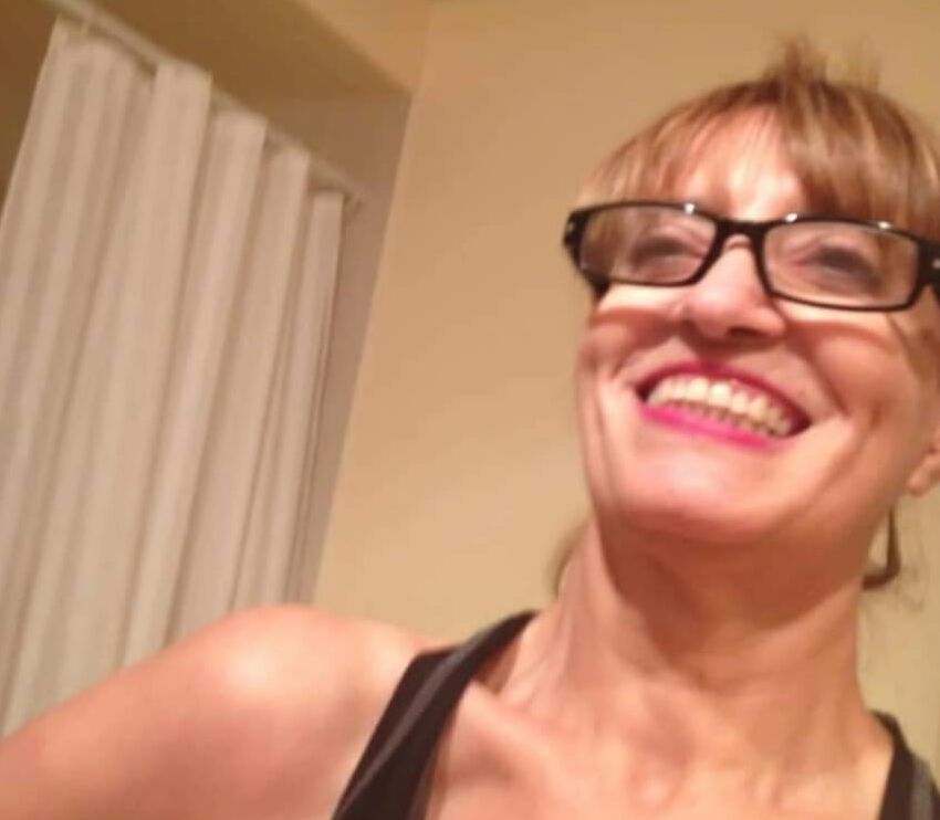 SEXY MATURE JORDAN GIRL (HARD COMMENT)