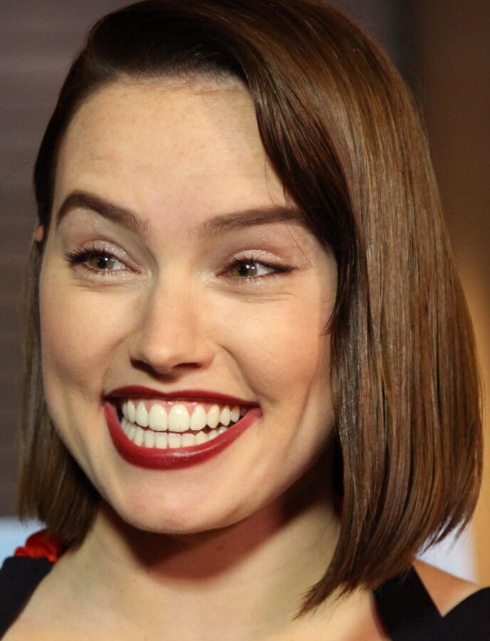 I want to cum on Daisy Ridleys teeth