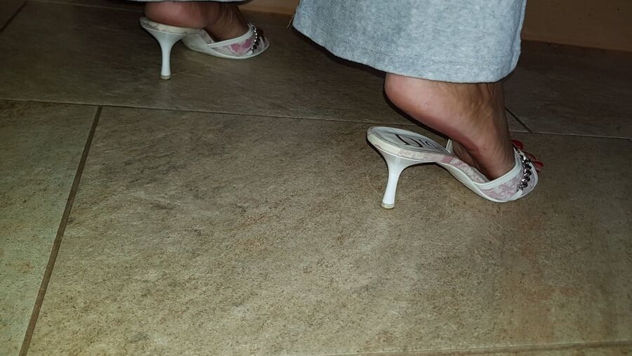 geile Dior Mules in der Kueche