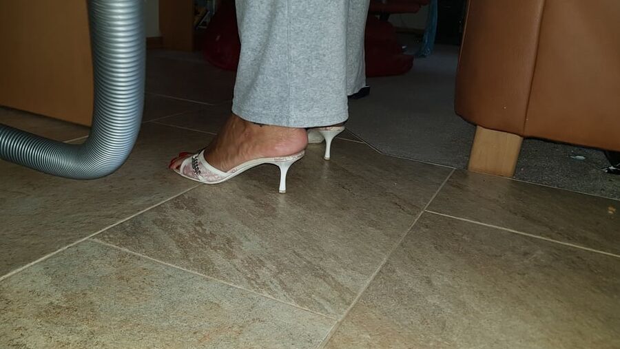 geile Dior Mules in der Kueche
