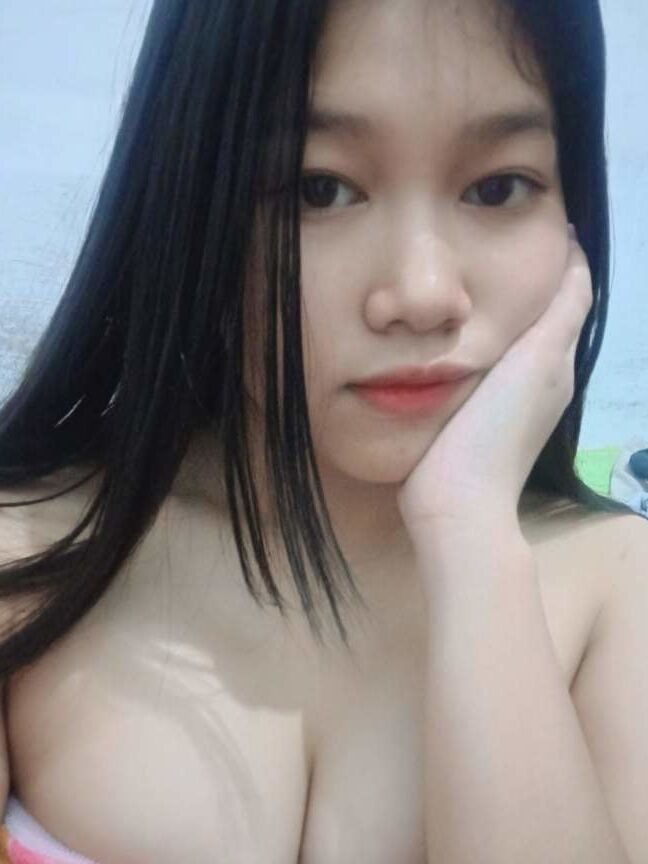 Indonesia girl showing hee pussy