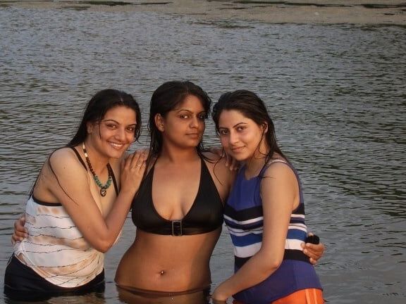 Non nude hot aunty