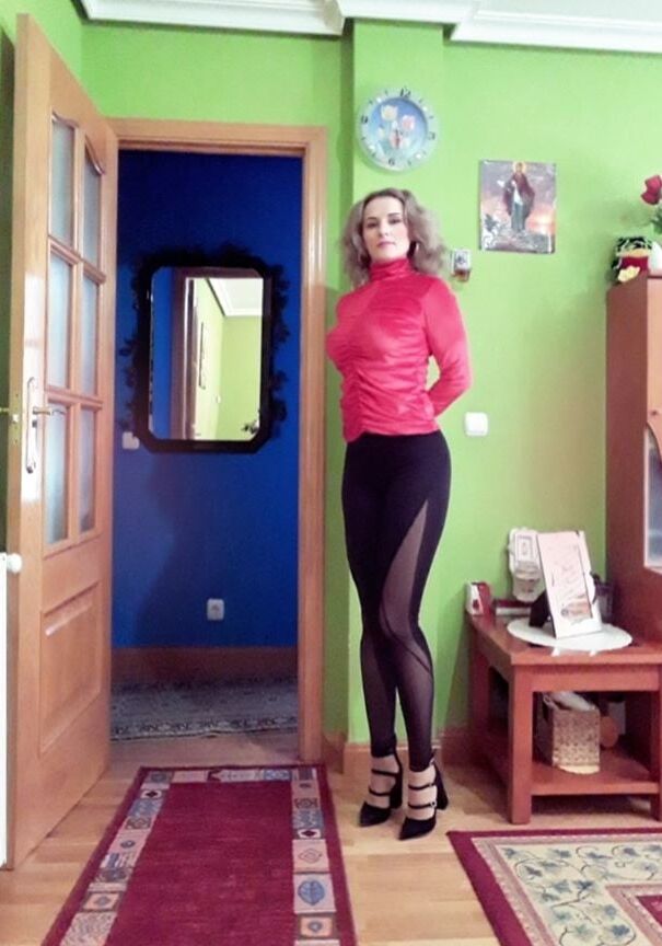 Ely in tight leggings