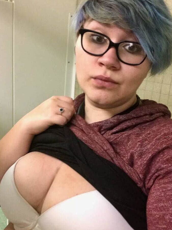Junge Fettsau ist dauergeil! Young fat slut!