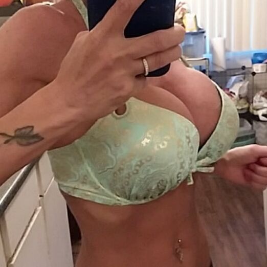 Minnesota MILF Selling Clothes