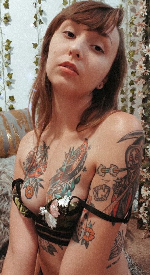 yo small tattooed US Nympho slut - private selfie pics